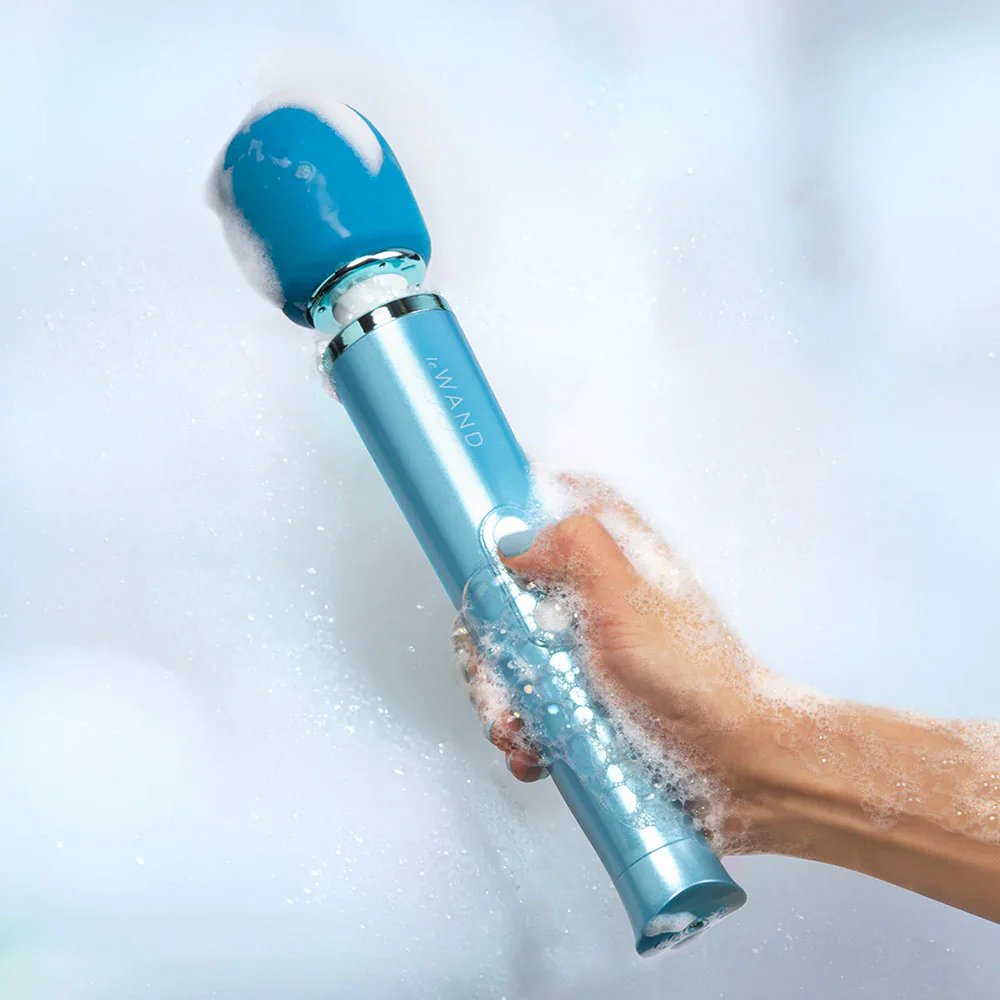 Le Wand Dive Submersible Rechargeable Vibrating Massager - Image 3
